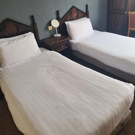 Queensberry Arms Hotel 애넌 외부 사진