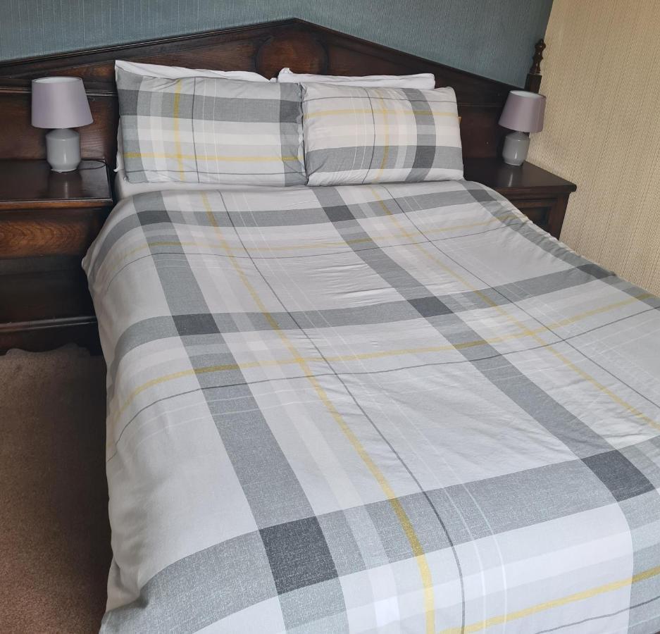 Queensberry Arms Hotel 애넌 외부 사진