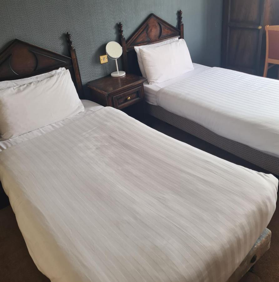 Queensberry Arms Hotel 애넌 외부 사진