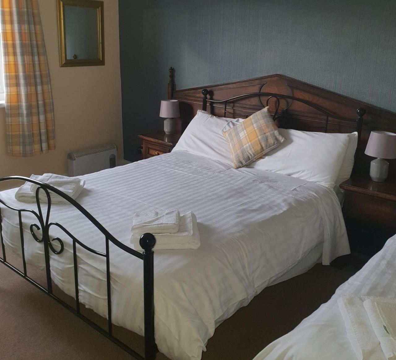 Queensberry Arms Hotel 애넌 외부 사진
