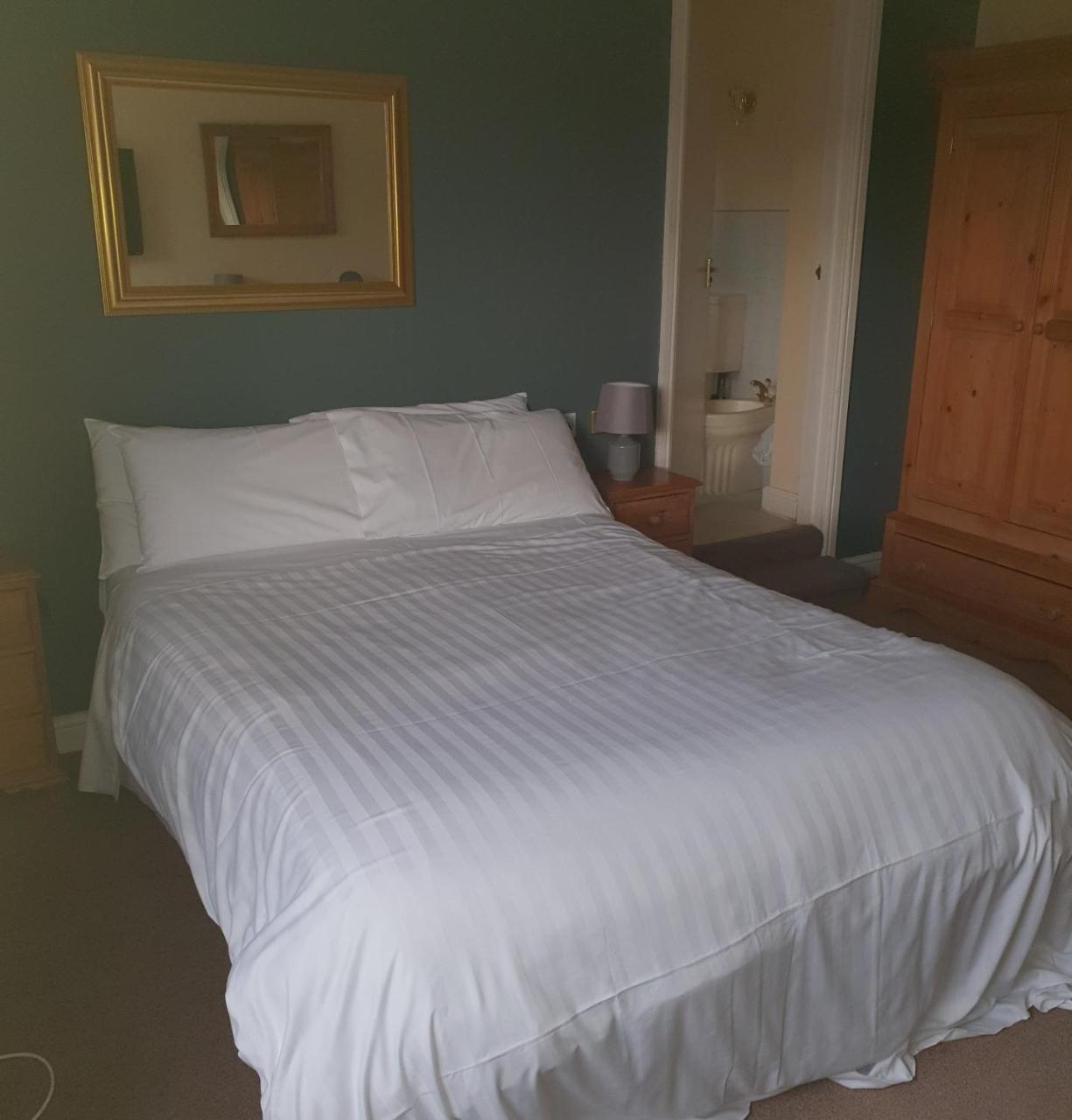Queensberry Arms Hotel 애넌 외부 사진