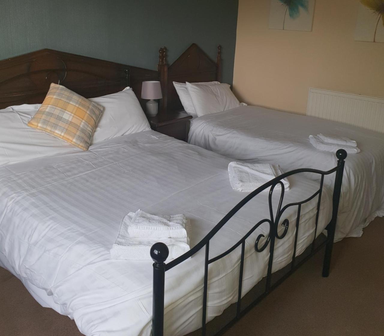 Queensberry Arms Hotel 애넌 외부 사진
