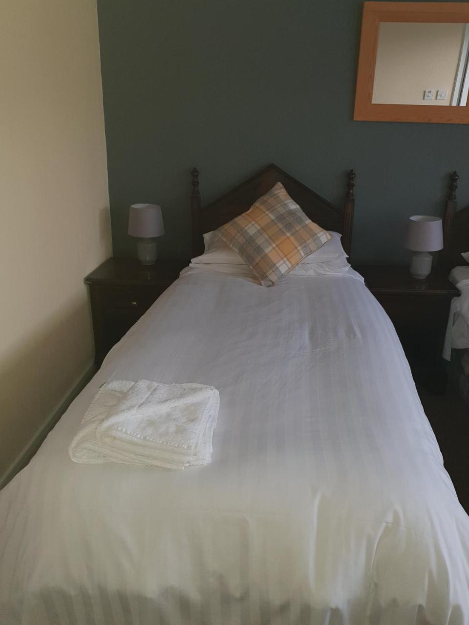 Queensberry Arms Hotel 애넌 외부 사진