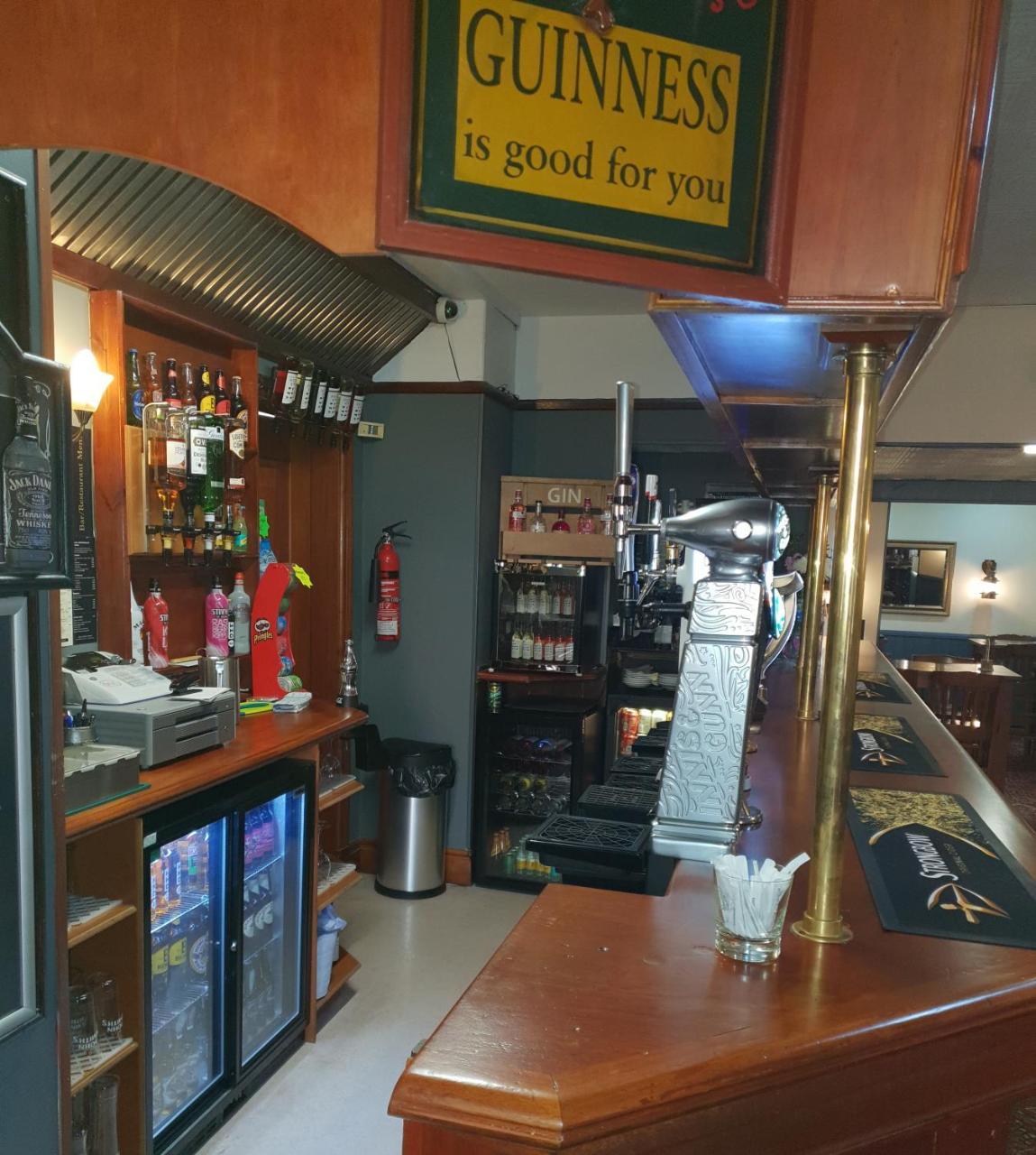 Queensberry Arms Hotel 애넌 외부 사진