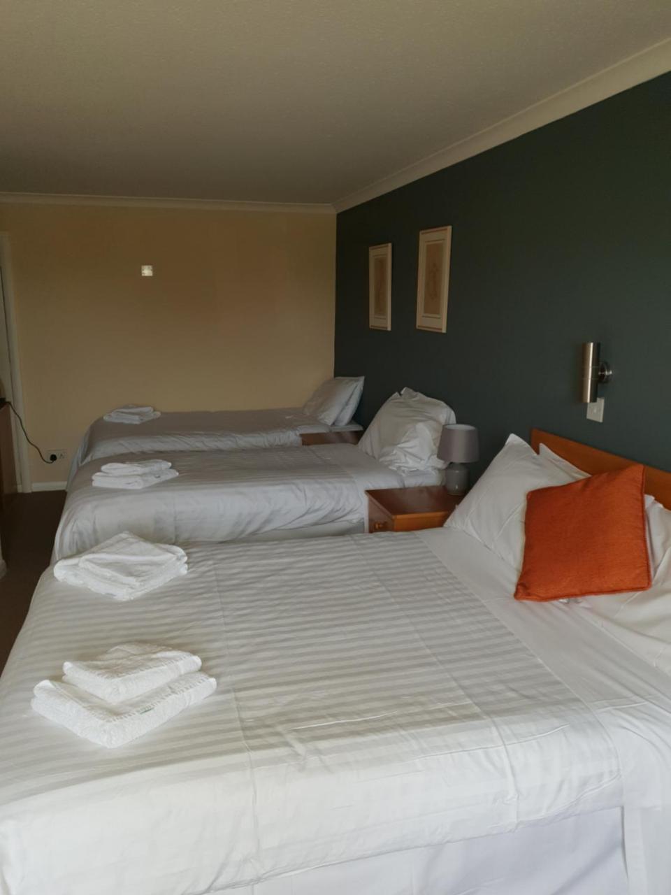 Queensberry Arms Hotel 애넌 외부 사진